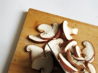 野菜香菇豆腐汤,香菇切片
