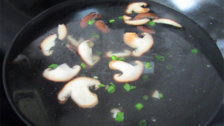 野菜香菇豆腐汤,锅中再加入适量的开水盖盖煮开