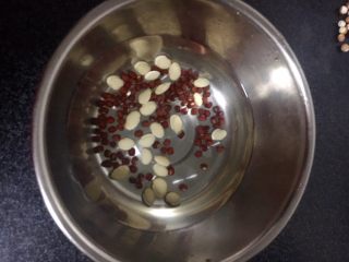 葛根木瓜魔芋养生粥,红豆和白扁豆要提前2个小时用水泡一下，不然煮起来很费时间