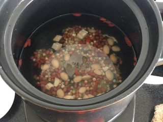 葛根木瓜魔芋养生粥,枸杞、糙米、芡实、葛根、薏米和红豆白扁豆一起下锅