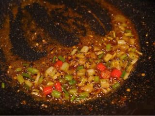 简单易做的酸辣面,热锅热油放入小葱、小米辣、辣椒粉炒香盛出备用。