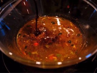简单易做的酸辣面,第2步做好的辣椒油里倒入一碗刚才煮完面的水，再倒入适量生抽、老抽、盐、糖搅匀，调味量没有固定量，大家可以一边尝味道一边调整量。