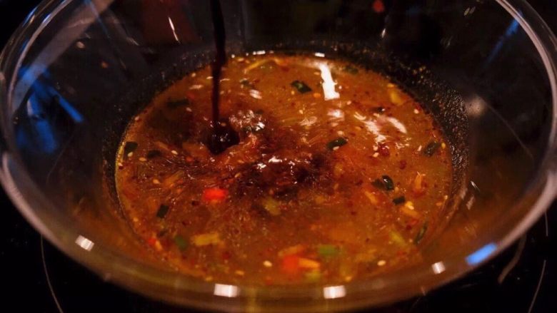 简单易做的酸辣面,第2步做好的辣椒油里倒入一碗刚才煮完面的水，再倒入适量生抽、老抽、盐、糖搅匀，调味量没有固定量，大家可以一边尝味道一边调整量。
