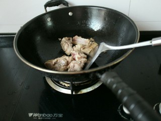 排骨土豆焖饭,锅内倒入适量的食用油，将焯好的排骨倒入其中，煸炒2分钟