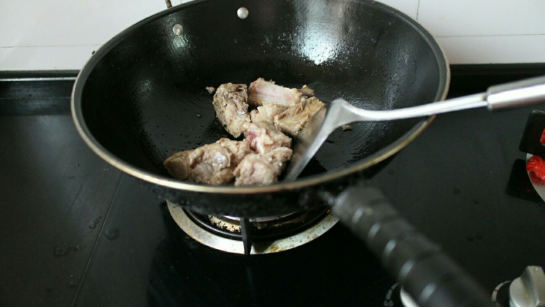 排骨土豆焖饭,锅内倒入适量的食用油，将焯好的排骨倒入其中，煸炒2分钟