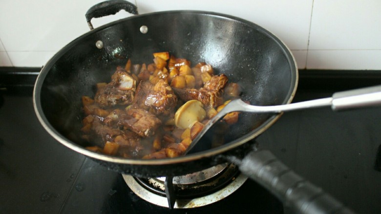 排骨土豆焖饭,接着在加入一块浓汤宝。翻炒融化即可（这个必不可少）。