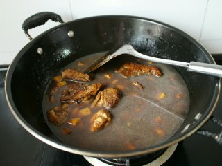 排骨土豆焖饭,然后在往锅内加入与食材平齐的水量，然后在关火。

