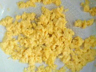 家常鸡刨豆腐,鸡蛋加少量凉水（鸡蛋嫩），打匀。
热锅凉油，放入蛋液，快速翻炒成小块。
盛出，备用。