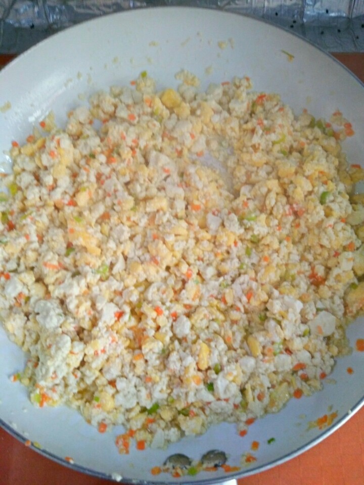 家常鸡刨豆腐,加入适量盐，多炒一会，炒干豆腐的水分。