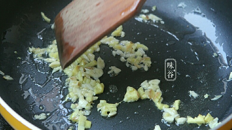 紫苏炒青口,锅内放油，爆香姜蒜。