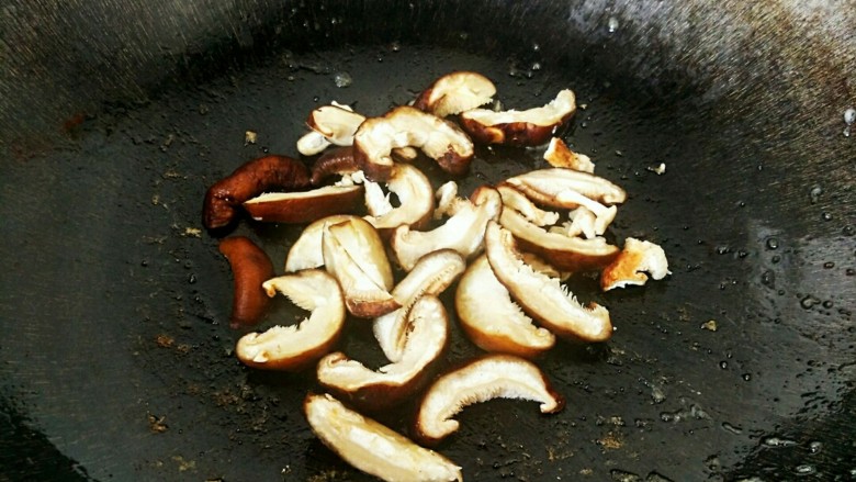 笋香肉段,用炒肉剩余的一点底油，煸炒香菇。