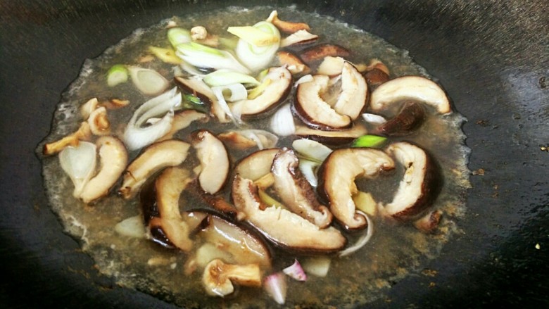 笋香肉段,将泡香菇的水全部倒入锅中烧制，再加入一点点的盐，给香菇一点底味。