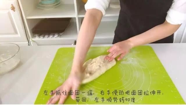 宝宝辅食：宝宝版豆沙面包卷-12M+,3、左手抓住面团一端，右手使劲把面团拉伸开，带回，左手顺势转90度。
》刚开始的时候会有点黏手，可以撒点面粉。