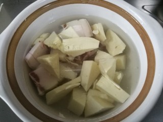 咸肉烧笋,咸肉与毛笋一起放入沙锅，放入清水。