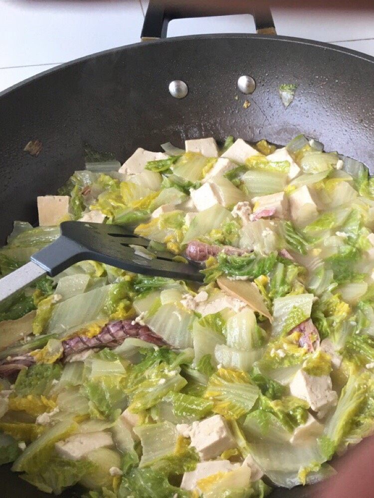 皮皮虾白菜豆腐汤,放入香油，出锅