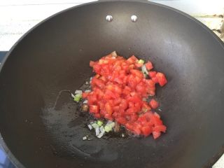 番茄疙瘩汤,将西红柿放入，放些汤，快速翻炒