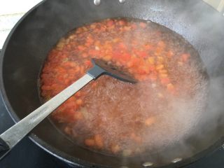 番茄疙瘩汤,倒入水，大火烧开。转中火煮几分钟