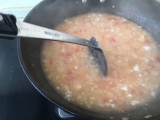 番茄疙瘩汤,将面疙瘩一点点倒入锅中，同时用铲子慢慢搅拌，煮一会就好。