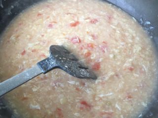 番茄疙瘩汤,将剩余蛋液倒入，由锅边到中心绕圈倒入。然后用铲子搅拌，倒入香油，少许白胡椒粉，出锅