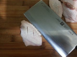 最受欢迎的烤箱菜【新奥尔良风味烤翅】,用刀在鸡翅的两侧各斜切两刀，让鸡翅更好的入味。