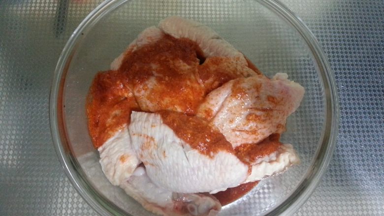 最受欢迎的烤箱菜【新奥尔良风味烤翅】,将鸡翅放入保鲜盒内，倒入调好的腌料，充分搅拌均匀。