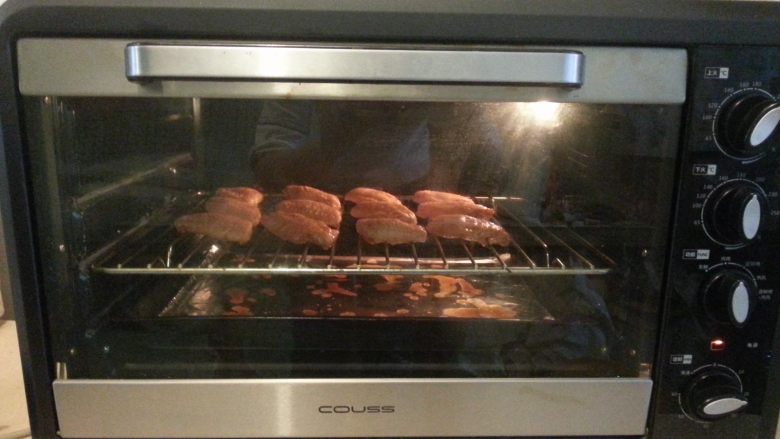 最受欢迎的烤箱菜【新奥尔良风味烤翅】,烤箱提前预热，以上火220度，下火200度，烤10分钟（烤筋放在下层，烤网放中层）。
