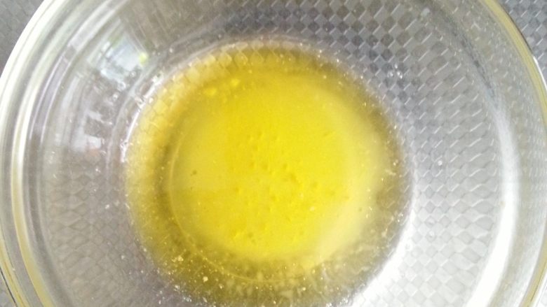 无需烤箱一样可以作甜点【芒果班戟】,取一勺面糊倒入融化好的黄油中，用打蛋器将黄油与面糊充分混合乳化。