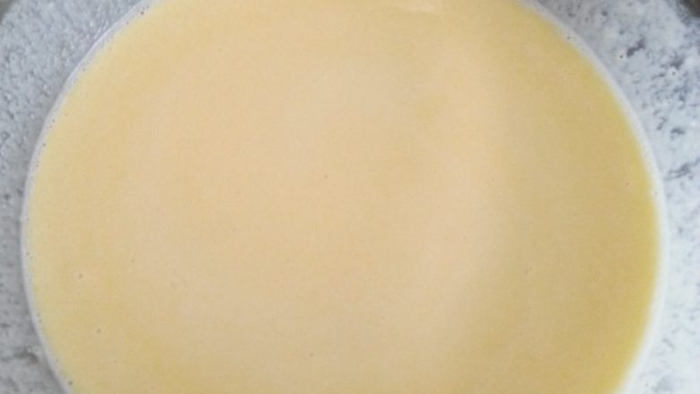 无需烤箱一样可以作甜点【芒果班戟】,乳化好的黄油加入倒面糊中，混合均匀，调好的面糊光滑、细腻，表面不会有气泡，如果有气泡产生，要将面糊静置15-30分钟，至气泡消失后再使用。