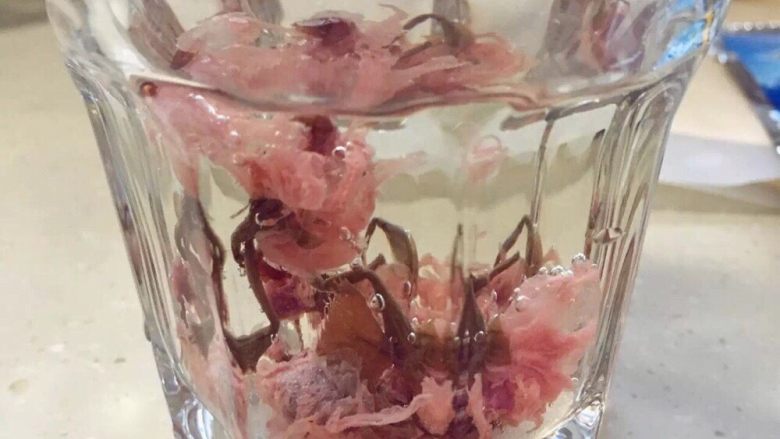水信玄饼,将樱花用清水浸泡1个小时，在此期间隔30分钟换一次清水，然后取出沥干水份备用。