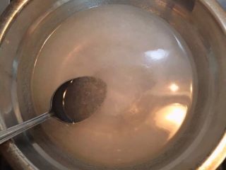 水信玄饼,  纯净水入容器中放入称好重量的凉粉加热，使凉粉完全融化，加入1茶匙白糖增加口感