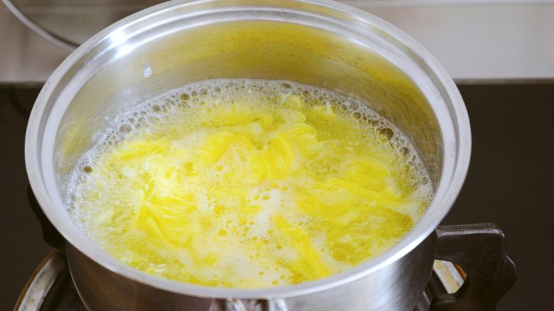 【鸡蛋汤】爽滑轻盈的小窍门~,
鸡蛋液成细水流状倒入~
倒鸡蛋液的时候尽量倒在水冒泡的沸点上，
画圈进行，尽量不与原有的蛋液重合~