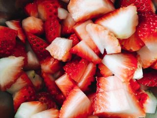 快手奶油草莓杯,草莓切丁