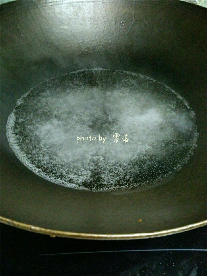 爆炒猪肝,锅里倒入适量清水，高度白酒，盐烧开；