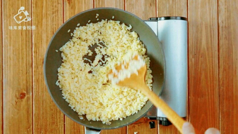黄金蛋炒饭—软米饭也能炒得粒粒分明,搅拌翻炒至大米粒粒分明