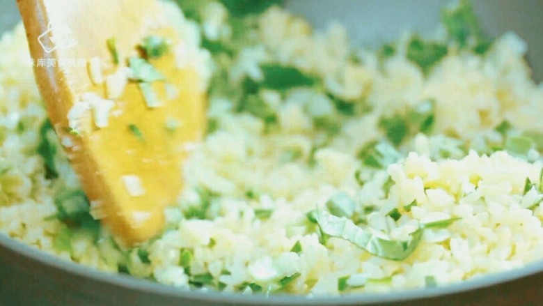黄金蛋炒饭—软米饭也能炒得粒粒分明,翻炒均匀