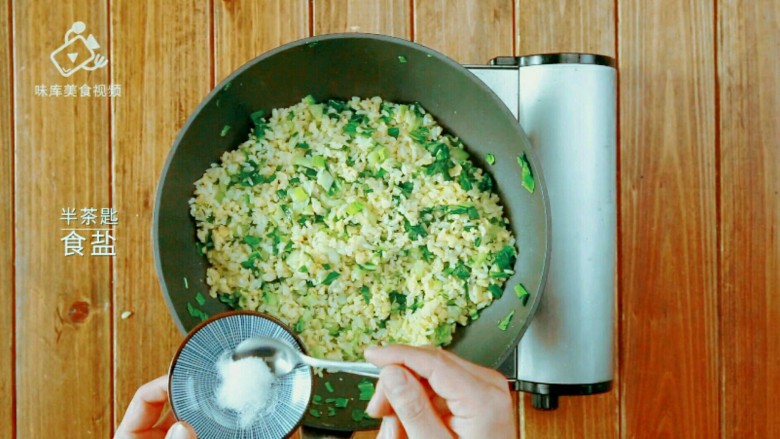 黄金蛋炒饭—软米饭也能炒得粒粒分明,加半茶匙食盐，继续翻炒调味即可