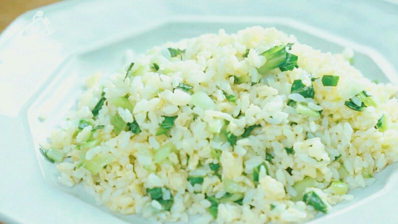 黄金蛋炒饭—软米饭也能炒得粒粒分明,装盘