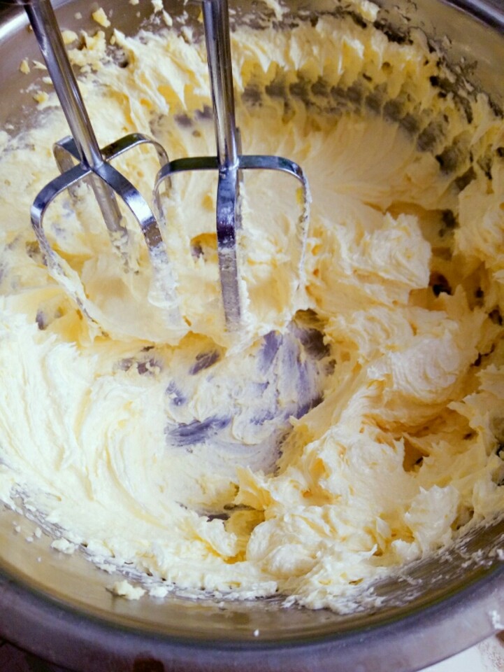 自制曲奇饼干,黄油打发一会你会发现黄油开始发白，膨胀！