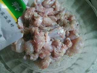 牛蛙香锅,在吸干水分的牛蛙中加入少许鸡精、白胡椒粉、麻辣鲜用手抓匀，腌10分钟