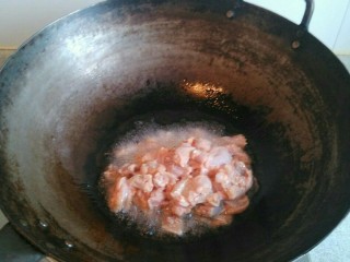 牛蛙香锅,锅里倒入较多的油烧至八成热，倒入牛蛙快速翻炒，炒至断生无血丝，滤油盛出备用