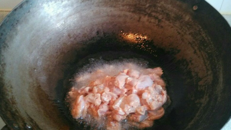 牛蛙香锅,锅里倒入较多的油烧至八成热，倒入牛蛙快速翻炒，炒至断生无血丝，滤油盛出备用