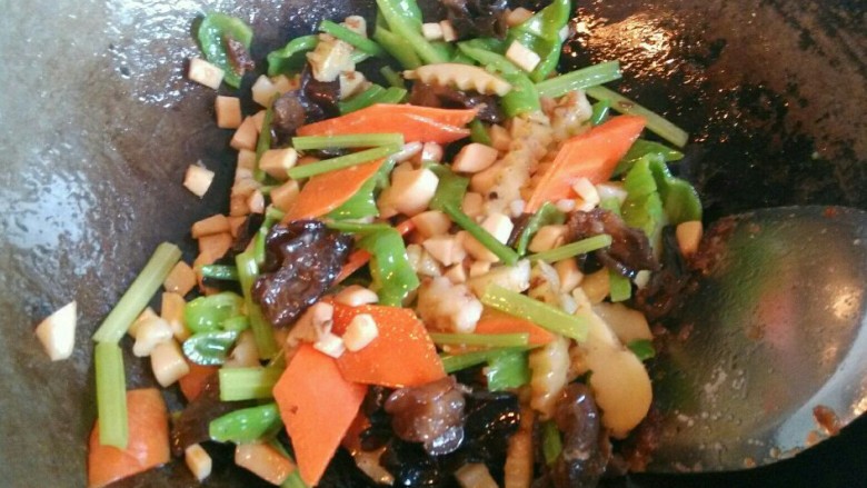 牛蛙香锅,用锅里的余油炒蔬菜。依次放入土豆、杏鲍菇、胡萝卜、青椒、黑木耳、芹菜加盐炒熟，滤油盛出备用