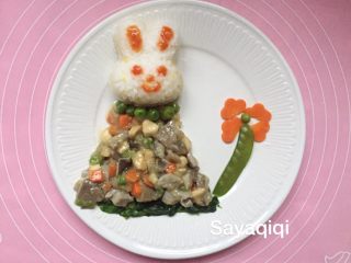 宝宝创意餐--穿花裙子的兔兔,最后用番茄酱做出兔子的耳朵眼睛嘴巴鼻子。再放入微波炉加热就可以给宝贝享用啦！