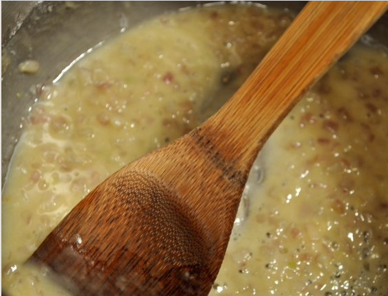奶香土豆块,加入盐、胡椒粉和100gRICOS芝士酱，加热5分钟。