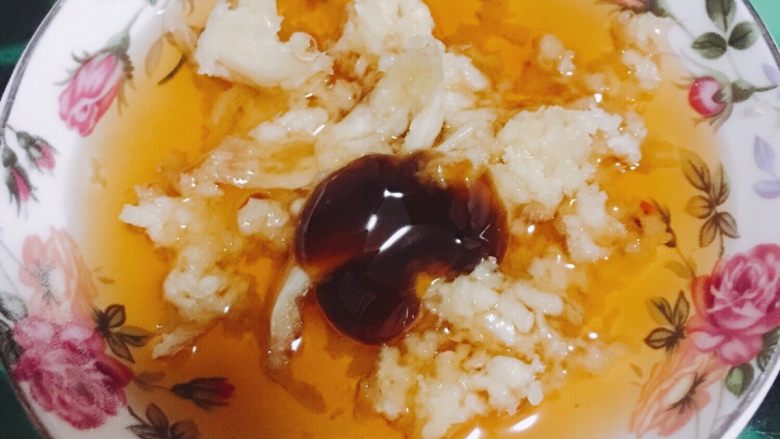 家常羊蝎子锅,羊蝎子必备蘸料：香油蒜泥小料   黑黑的是蚝油，提鲜