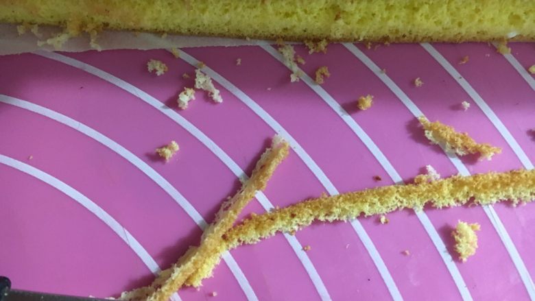 虎皮蛋糕卷,为了使蛋糕卷卷的很稳定，可以把合拢部分的蛋糕斜着切掉一些