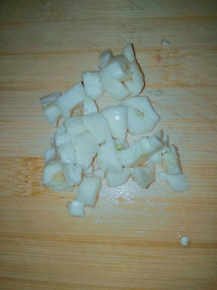 素炒香菇,蒜切小粒