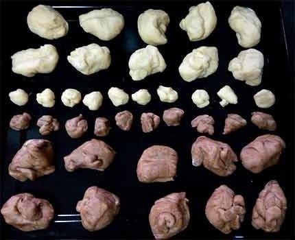 丑丑泰迪熊奶油包,3.将发酵好的2种颜色面团分别分成10份15g面团及10份3g面团