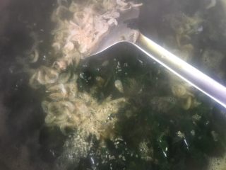翡翠虾米滑羹,放入虾米