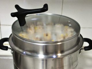 褐麦香肠烧麦,将做好的烧麦放入蒸锅，水开后蒸10分钟关火，再焖5分钟。